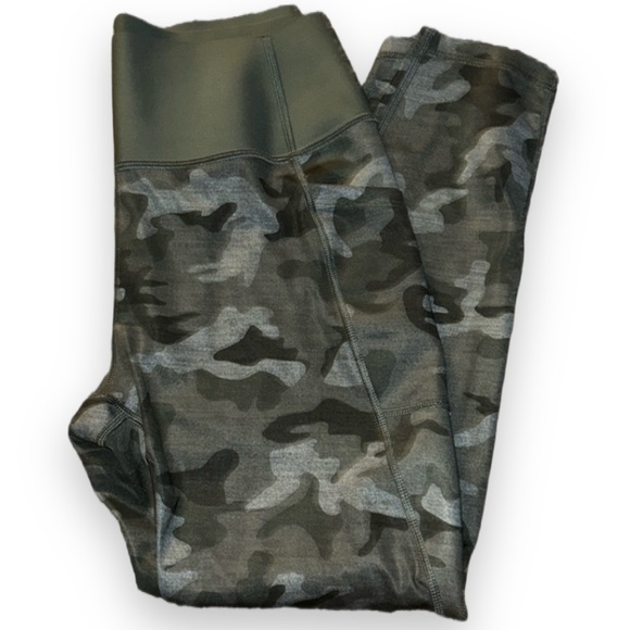 ❄️2/$10❄️High Waisted Capri Camo Leggings - Picture 1 of 3